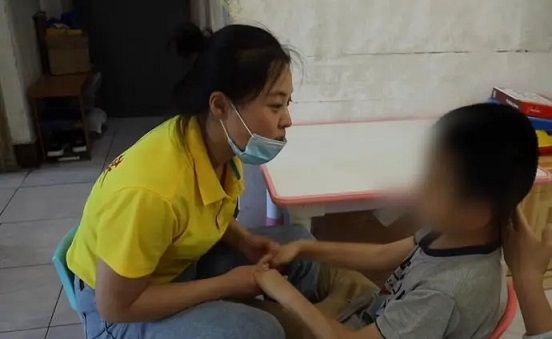 肃北感知力极弱型自闭症患儿